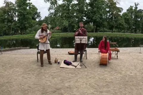 Muzyka z filmu Czarne chmury – odkryj niesamowite utwory i kompozytora
