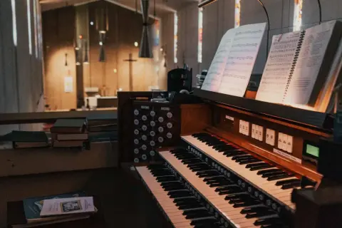 Jak zagrać na organach Sto lat - proste akordy na każdą okazję