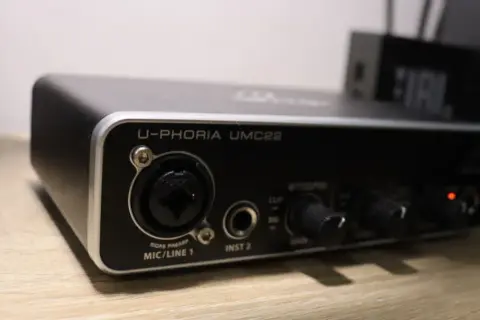 Jak podłączyć gitarę elektryczną do komputera i uniknąć problemów z dźwiękiem