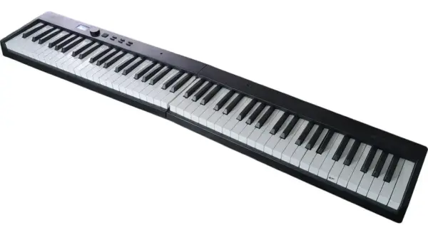 Czarny keyboard z białymi klawiszami, gotowy do tworzenia cyfrowych nut.