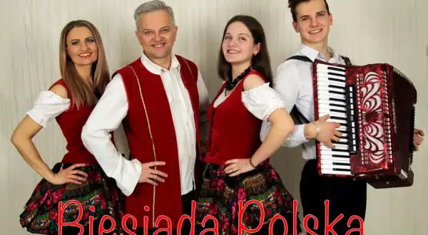 Zespół grający piosenki na akordeon biesiadne. Wesoła rodzina w strojach ludowych.