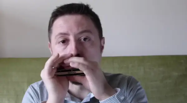 Jak zagrać na harmonijce - proste techniki dla początkujących