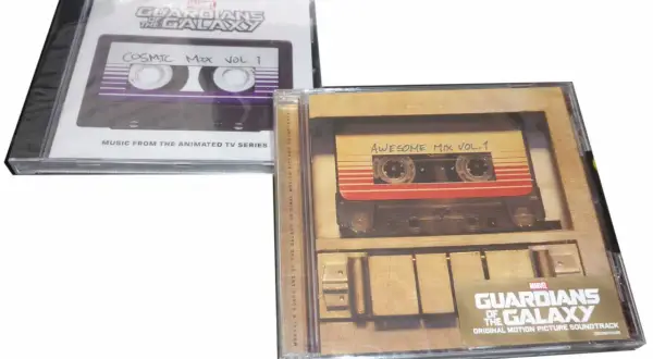 Dwie płyty CD ze ścieżką dźwiękową Strażników Galaktyki. Jedna z nich to "Cosmic Mix Vol. 1" z serialu animowanego, druga to "Awesome Mix Vol. 1" z filmu.