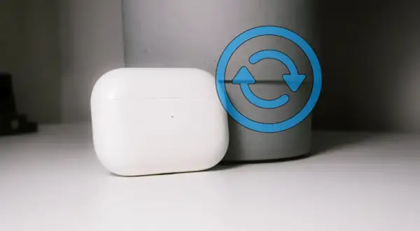 Białe etui AirPods z niebieskim symbolem resetowania.
