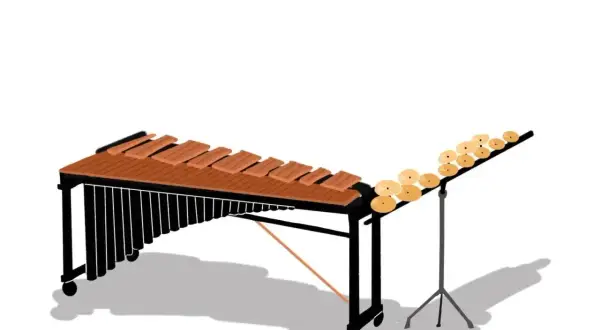 Marimba i talerze na statywie – zestaw instrumentów niemelodycznych, gotowych do stworzenia rytmicznego brzmienia.