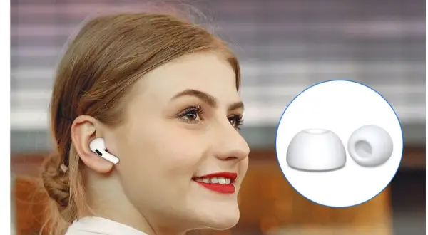 Kobieta z białymi słuchawkami AirPods Pro w uchu i zbliżenie na gumki.