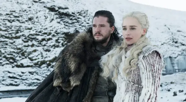 Jon Snow i Daenerys Targaryen w zimowym krajobrazie, jakby z muzyki z Gry o Tron.