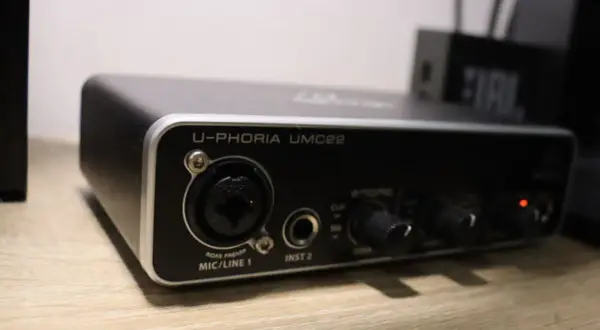 Jak podłączyć gitarę elektryczną do komputera i uniknąć problemów z dźwiękiem