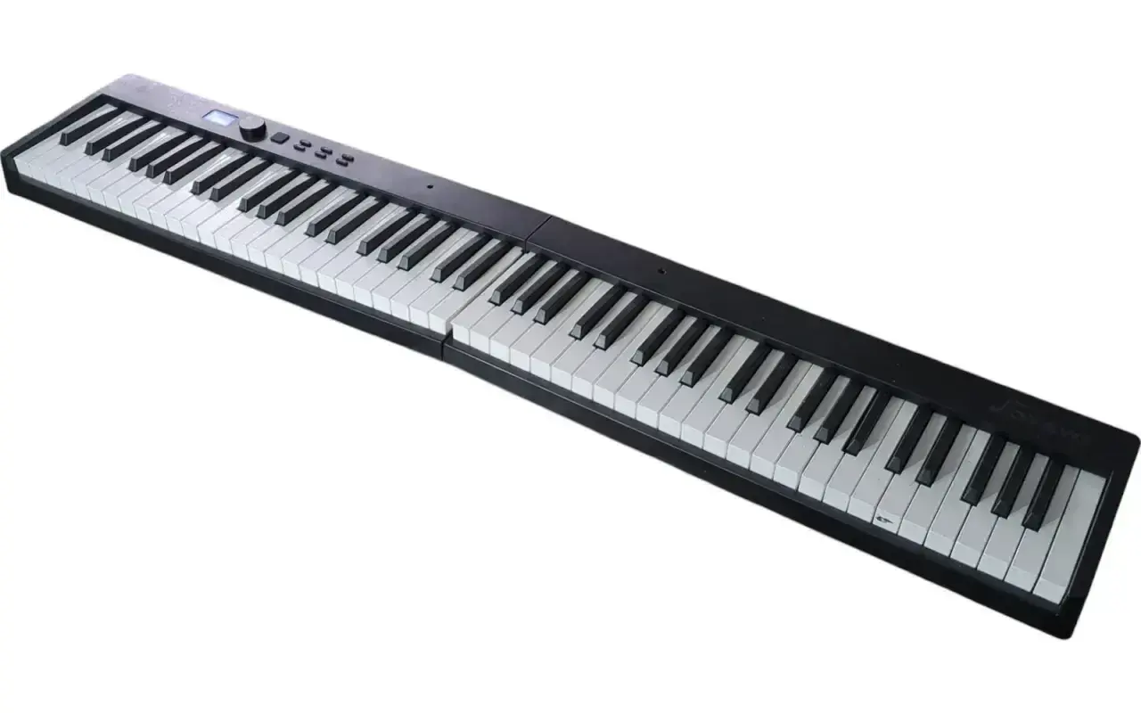 Czarny keyboard z białymi klawiszami, gotowy do tworzenia cyfrowych nut.
