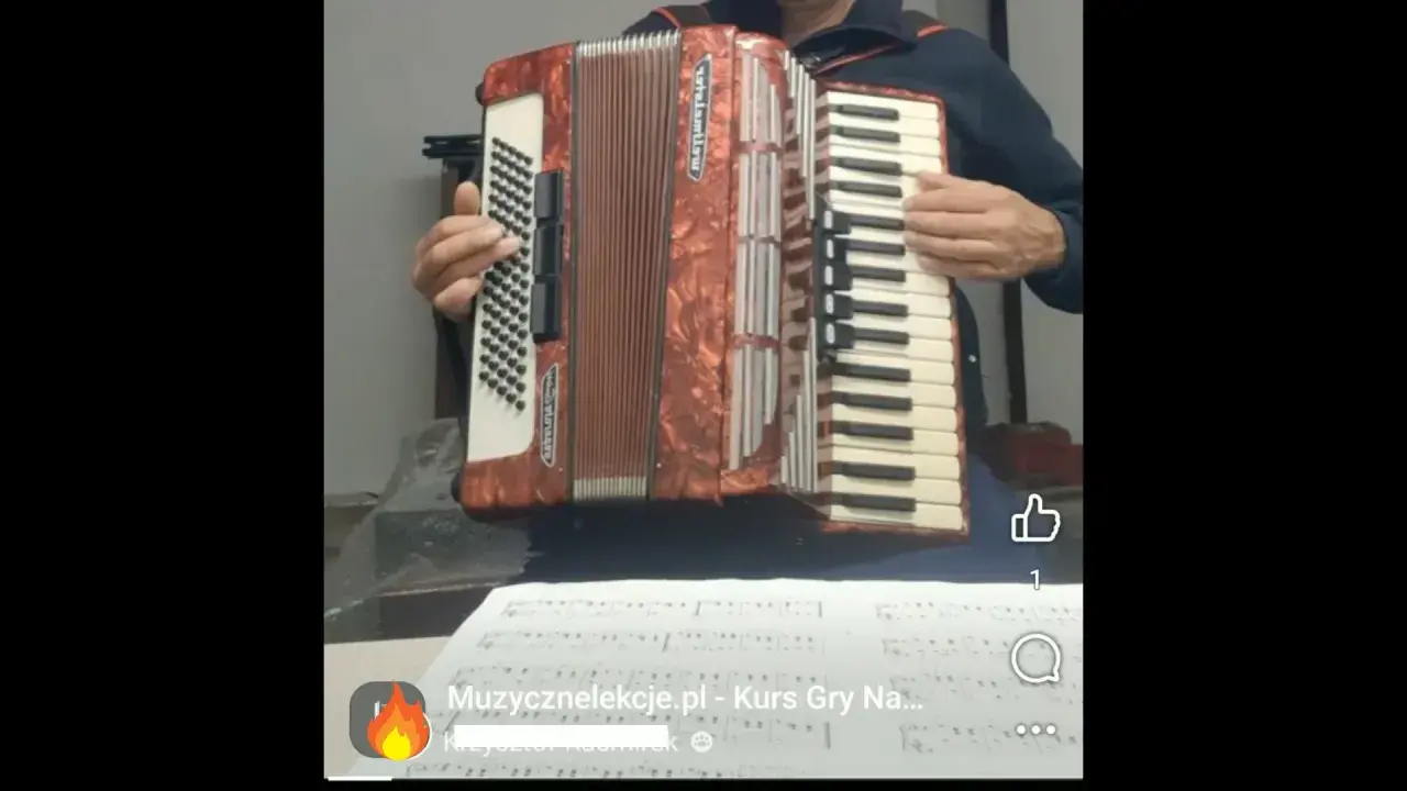 Akordeonista grający najpiękniejsze melodie świata. Nuty na stole.