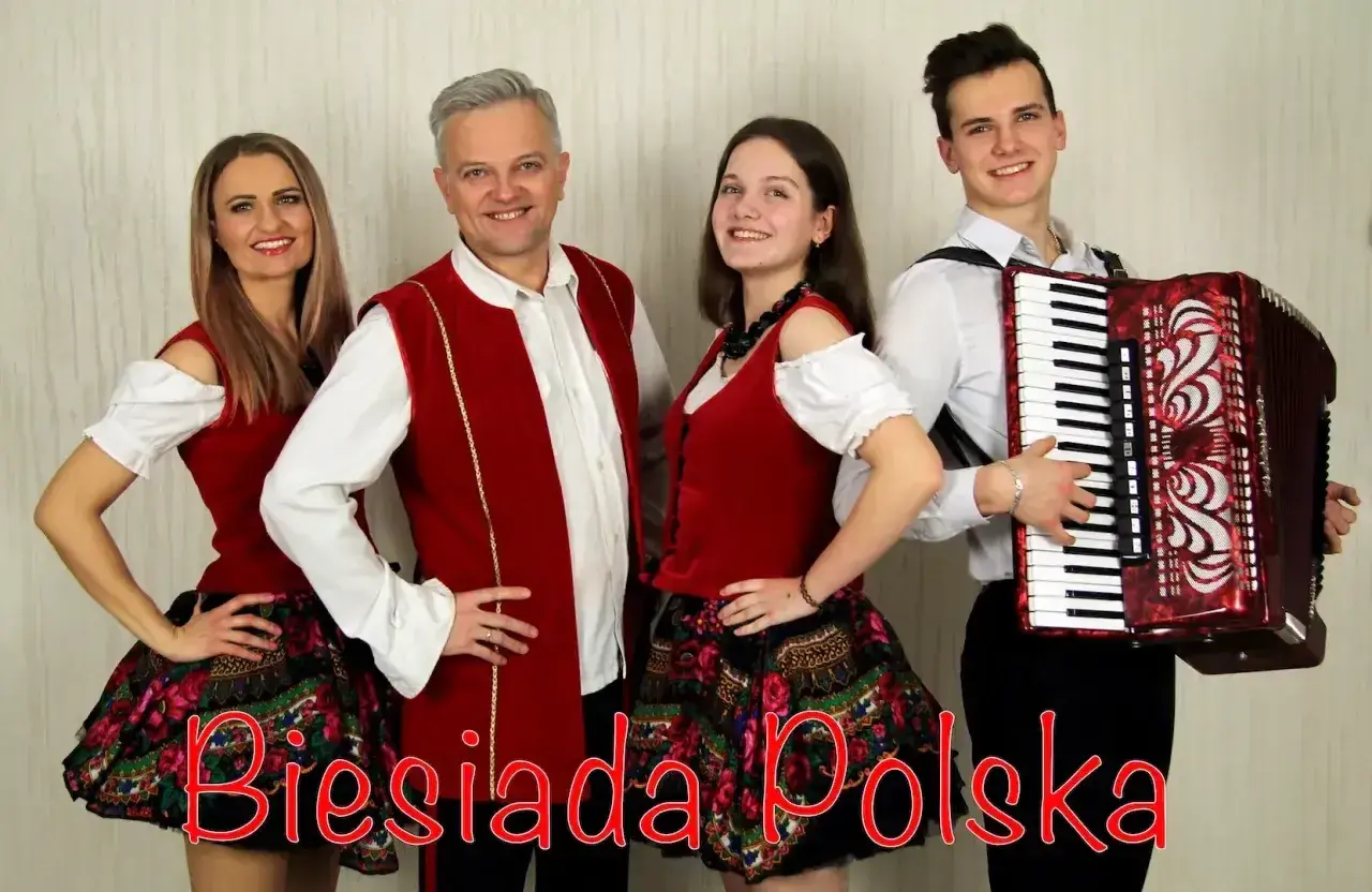 Zespół grający piosenki na akordeon biesiadne. Wesoła rodzina w strojach ludowych.