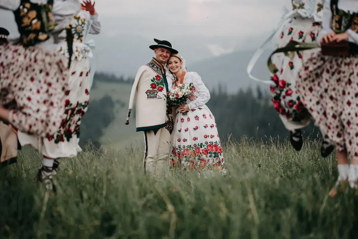 Para młoda w strojach ludowych, otoczona tańczącymi kobietami. W murowanej piwnicy nuty mogłyby opowiadać historię tej góralskiej tradycji.