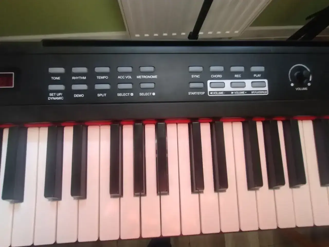 Klawiatura pianina cyfrowego z przyciskami sterującymi. Zastanawiasz się, ile klawiszy ma pianino? To pytanie, na które odpowiedź znajdziesz, licząc je!