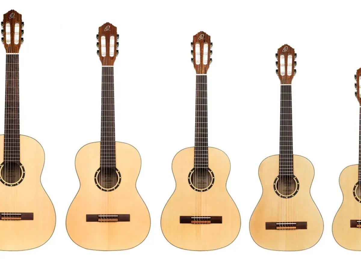 Rząd gitar klasycznych i akustycznych. Zobacz, czym się różni gitara klasyczna od akustycznej, porównując ich rozmiary i detale.