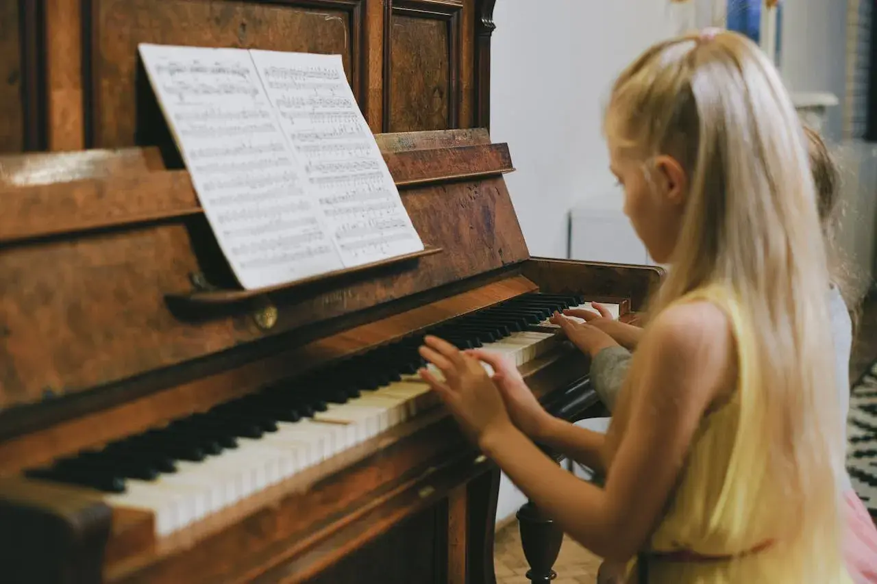 Dzieci uczą się grać na pianinie, korzystając z nut na keyboard dla dzieci literowych.
