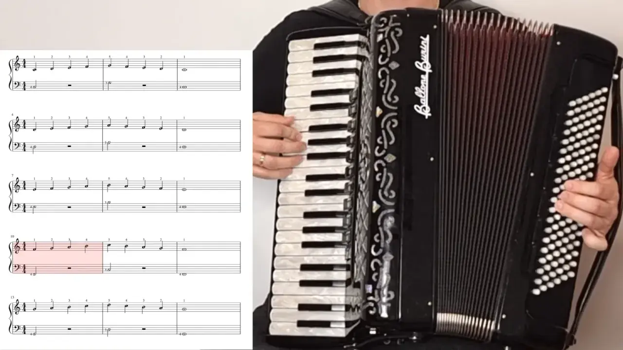 Nuty z akordami na akordeon klawiszowy. Ręce grające na klawiszach, miech akordeonu.