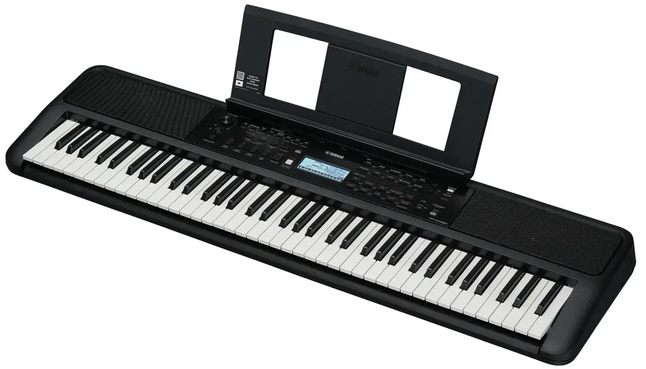 Czarny keyboard Yamaha z nutami na stojaku. Idealny do nauki gry, świetny w rankingu keyboardów dla dzieci.
