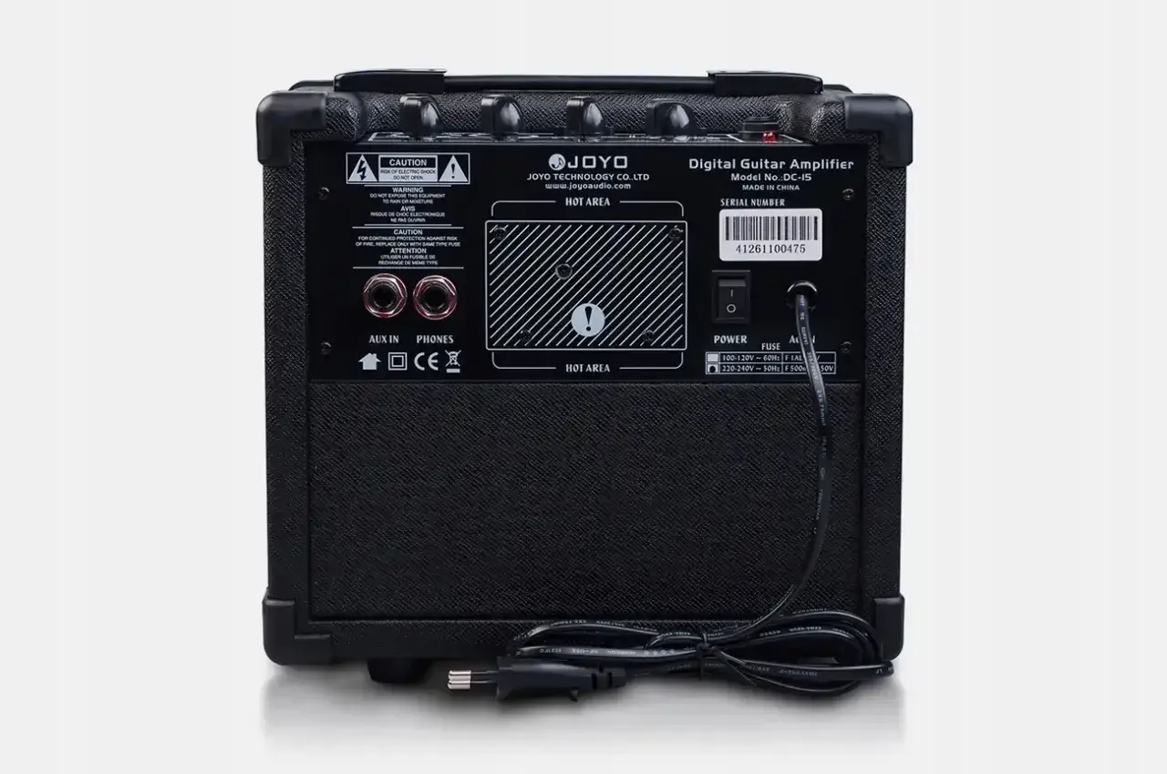Cyfrowy wzmacniacz gitarowy z efektami JOYO DC-15, gotowy do podłączenia gitary i tworzenia muzyki.