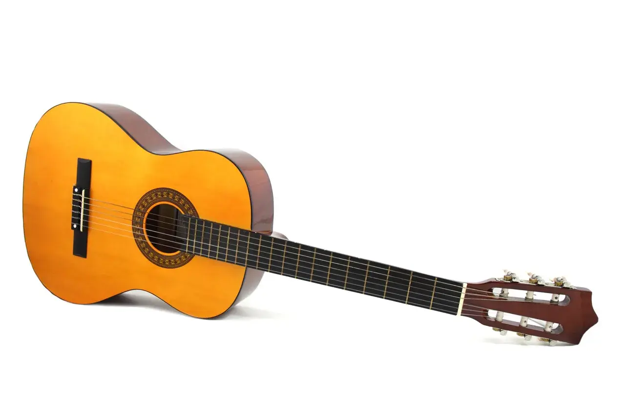 Klasyczna gitara z drewnianym korpusem, gotowa do zagrania pięknego akordu E.