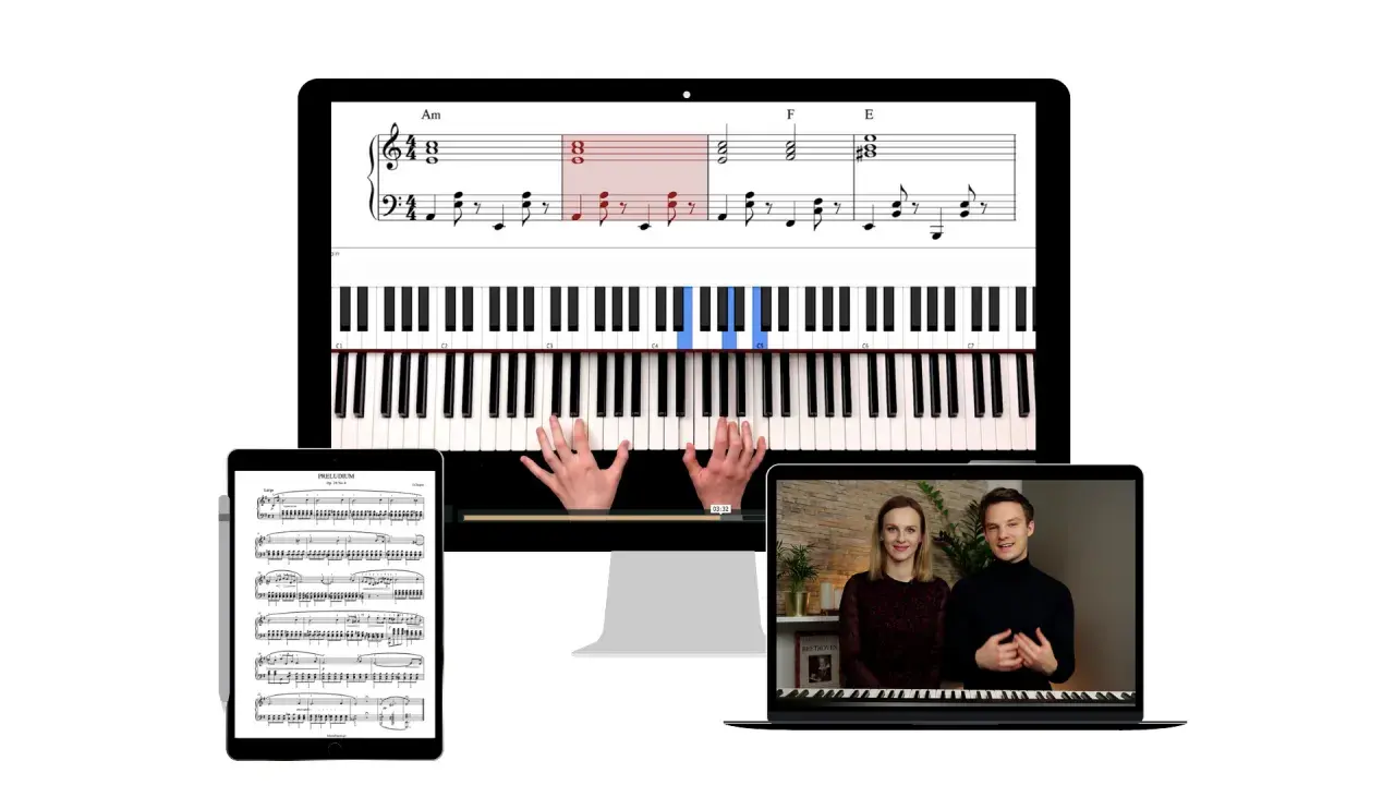 Kolędy nuty na pianino wyświetlane na ekranie komputera, tabletu i laptopa. Widać klawiaturę, ręce grające i fragmenty nut.