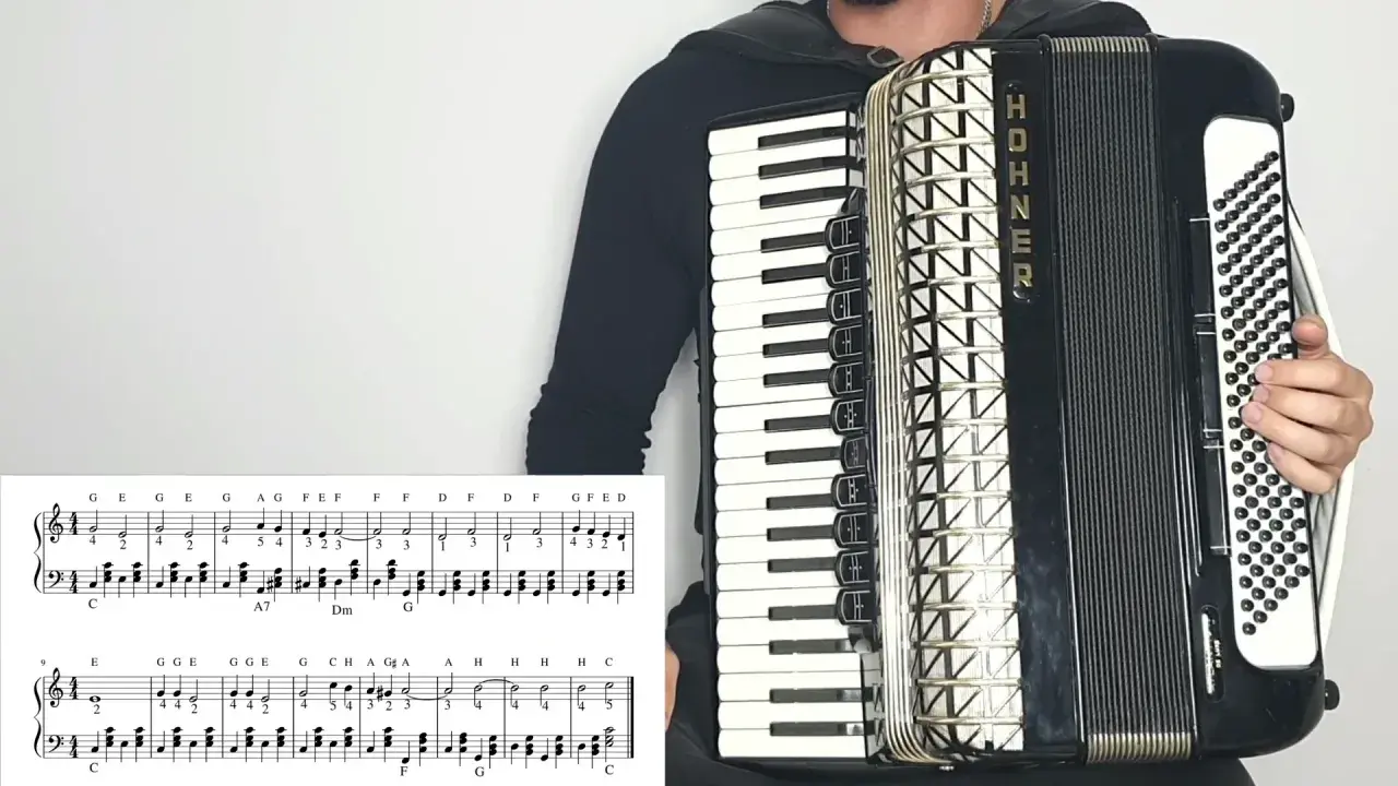 Osoba gra na akordeonie HOHNER, a przed nią leży nuta z zapisem melodii. To z pewnością materiał na przeboje na akordeon!