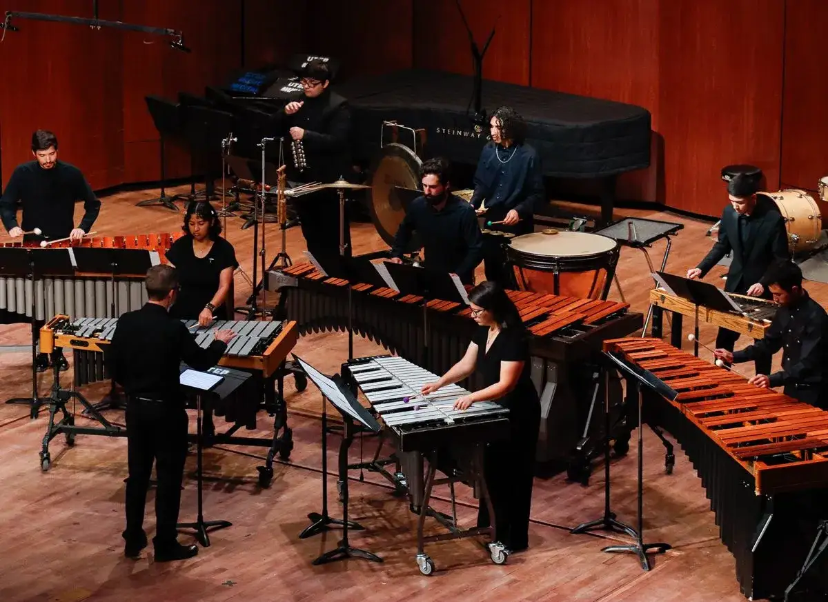 Orkiestra gra na instrumentach perkusyjnych melodycznych: marimbach, ksylofonach i wibrafonach.