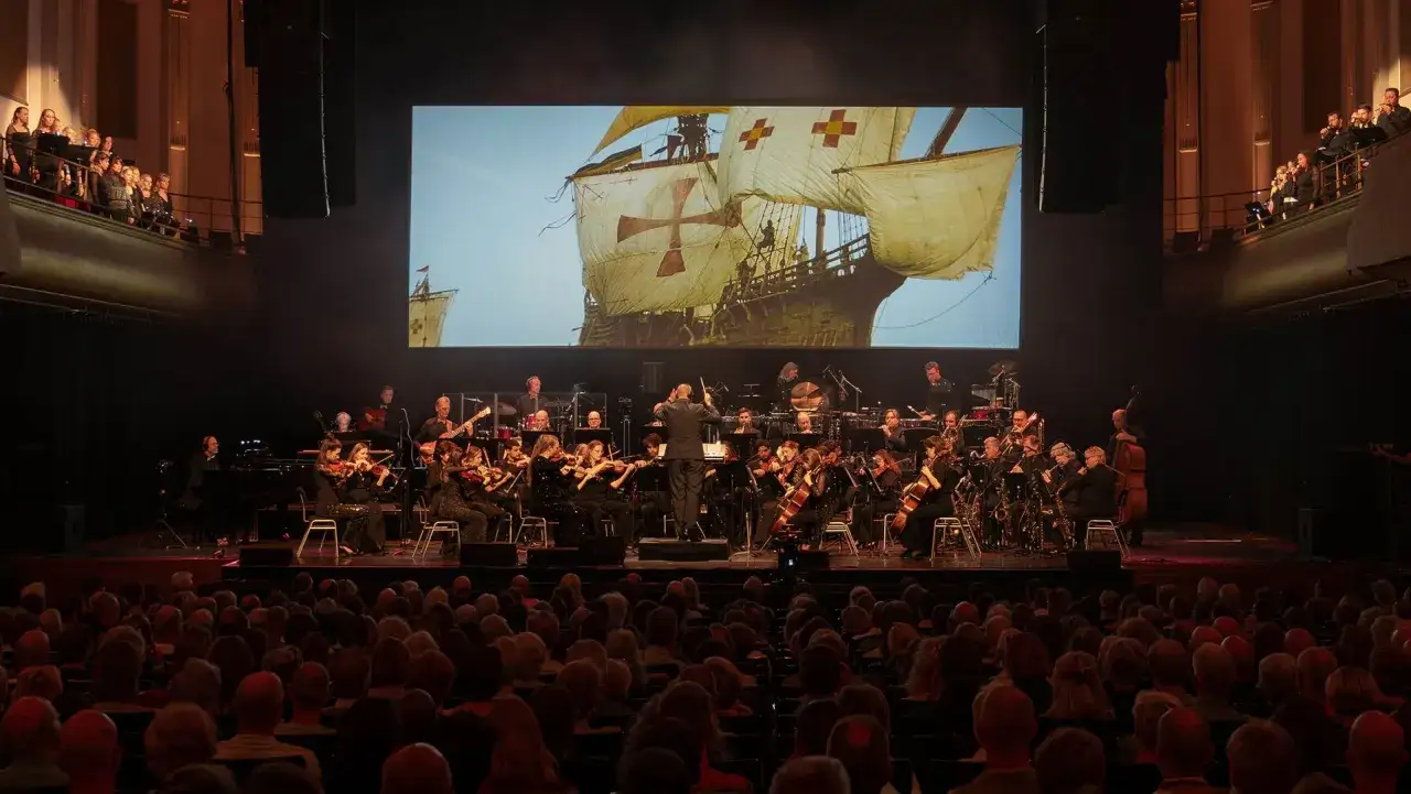 Orkiestra symfoniczna grająca na żywo do filmu o żaglowcach. Warto zobaczyć, dlaczego nie soundtrack, a pełne przeżycie!