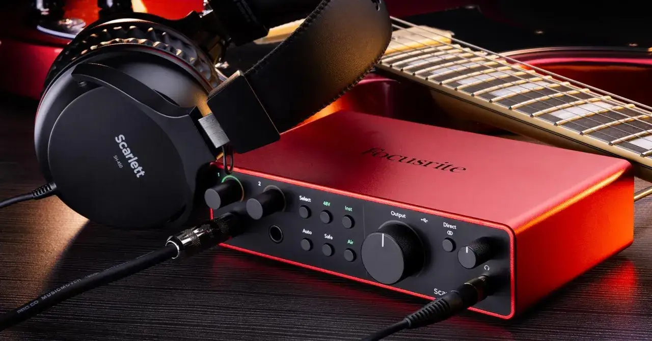 Słuchawki Scarlett podłączone do interfejsu Focusrite, gotowe do odsłuchu gitary elektrycznej. Tak, czy gitarę elektryczną można podłączyć do słuchawek przez taki sprzęt.