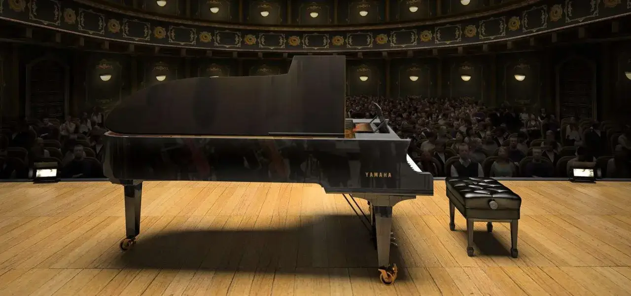 Czarny fortepian Yamaha na scenie teatru, przed pełną widownią. Wśród wielu marek fortepianów, Yamaha wyróżnia się elegancją.