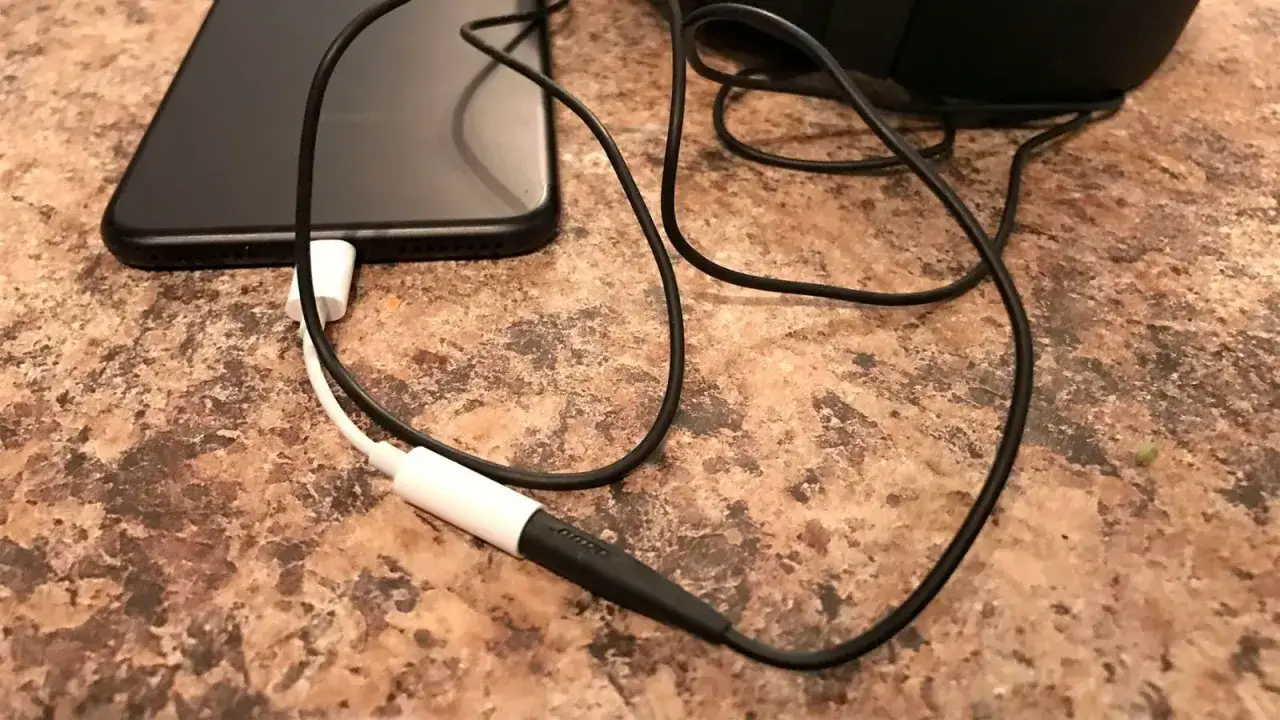 Adapter pozwala podłączyć inne słuchawki do iPhone'a, rozwiązując problem braku gniazda jack.