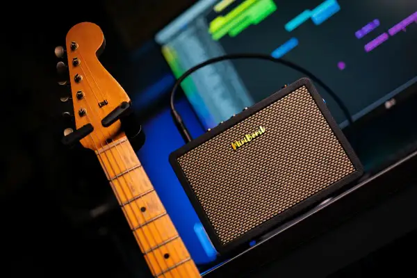 Czy gitarę elektryczną można podłączyć do słuchawek? Tak, ten mały wzmacniacz z wyjściem słuchawkowym pozwala na ciche ćwiczenie.