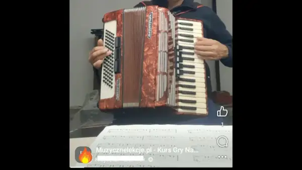 Akordeonista grający najpiękniejsze melodie świata. Nuty na stole.