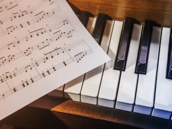 Nuty muzyczne leżące na klawiaturze keyboardu.