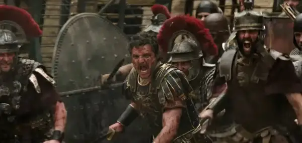 Żołnierze w zbrojach i hełmach, jeden z nich krzyczy. Muzyka do "Gladiatora" Hansa Zimmera budzi emocje.