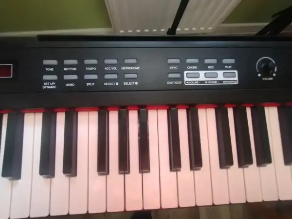 Klawiatura pianina cyfrowego z przyciskami sterującymi. Zastanawiasz się, ile klawiszy ma pianino? To pytanie, na które odpowiedź znajdziesz, licząc je!