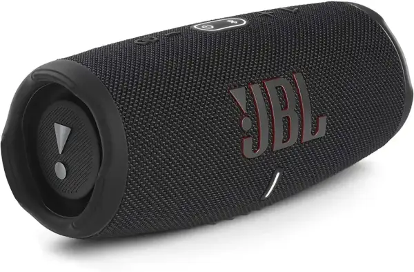 Czarny głośnik JBL z czerwonym logo. Dowiedz się, jak sparować słuchawki JBL bezprzewodowe z telefonem, aby cieszyć się muzyką.