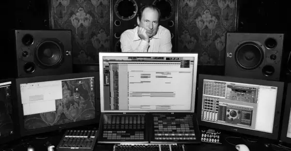 Hans Zimmer w swoim studiu, otoczony sprzętem, tworzy muzykę do swoich słynnych filmów.