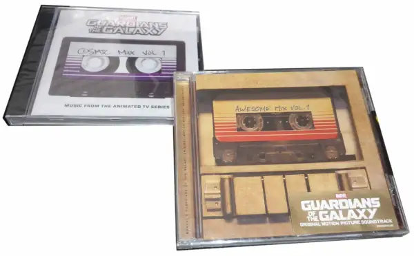Dwie płyty CD ze ścieżką dźwiękową Strażników Galaktyki. Jedna z nich to "Cosmic Mix Vol. 1" z serialu animowanego, druga to "Awesome Mix Vol. 1" z filmu.