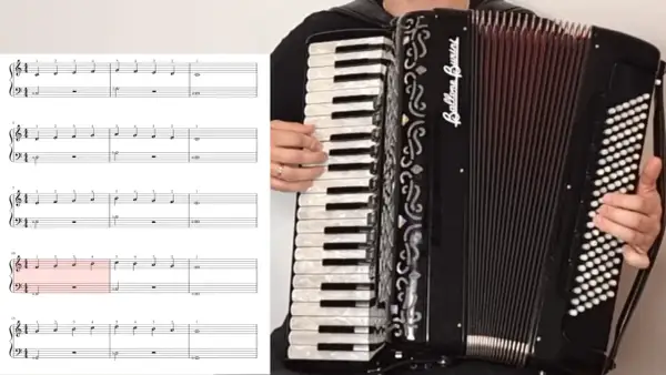 Nuty z akordami na akordeon klawiszowy. Ręce grające na klawiszach, miech akordeonu.