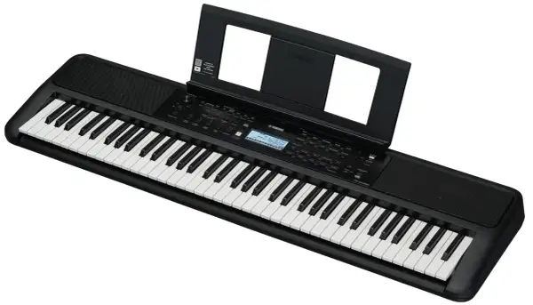 Czarny keyboard Yamaha z nutami na stojaku. Idealny do nauki gry, świetny w rankingu keyboardów dla dzieci.