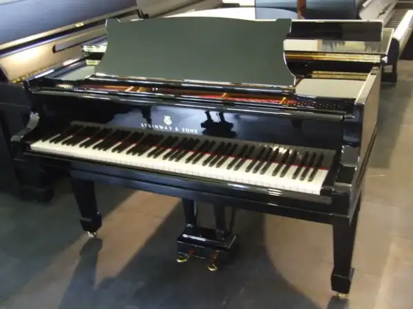Błyszczący fortepian Steinway & Sons, jeden z najbardziej cenionych **marek fortepianów**, gotowy do wykonania pięknej melodii.