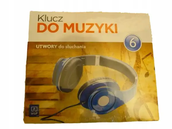 Słuchawki z niebieskimi elementami na tle nut i napisu "Klucz do muzyki". Idealne do słuchania utworów, może nawet kwartetów.