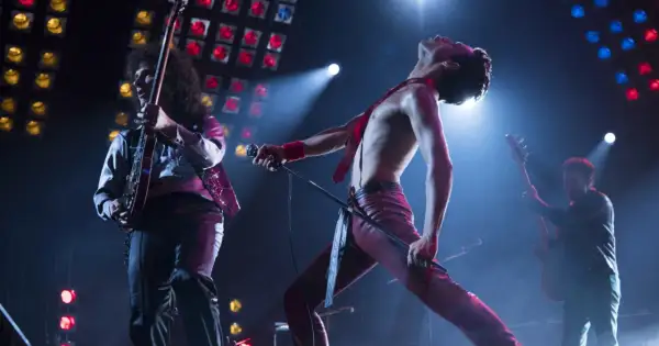 Freddie Mercury śpiewa "Bohemian Rhapsody", a jego zespół gra na żywo. Nuty tej ikonicznej piosenki rozbrzmiewają na koncercie.