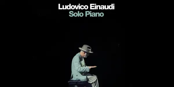 Ludovico Einaudi Solo Piano. Kompozytor w kapeluszu gra na fortepianie, niczym nietykalni w swoim świecie muzyki.
