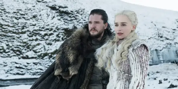 Jon Snow i Daenerys Targaryen w zimowym krajobrazie, jakby z muzyki z Gry o Tron.